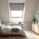 Chambre moderne avec velux S06 et store gris lumineux
