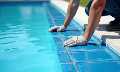 Poseur de carrelage antidérapant autour de la piscine