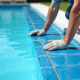 Poseur de carrelage antidérapant autour de la piscine